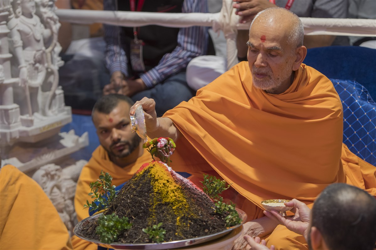 Swamishri performs the Govardhan Puja