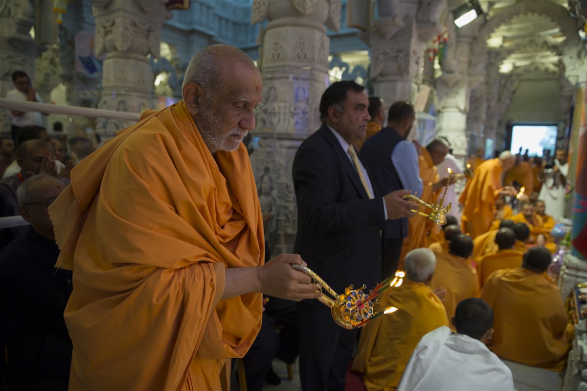 The High Commissioner of India to the UK, His Excellency Y.K. Sinha, participates in the arti of Shri Ghanshyam Maharaj