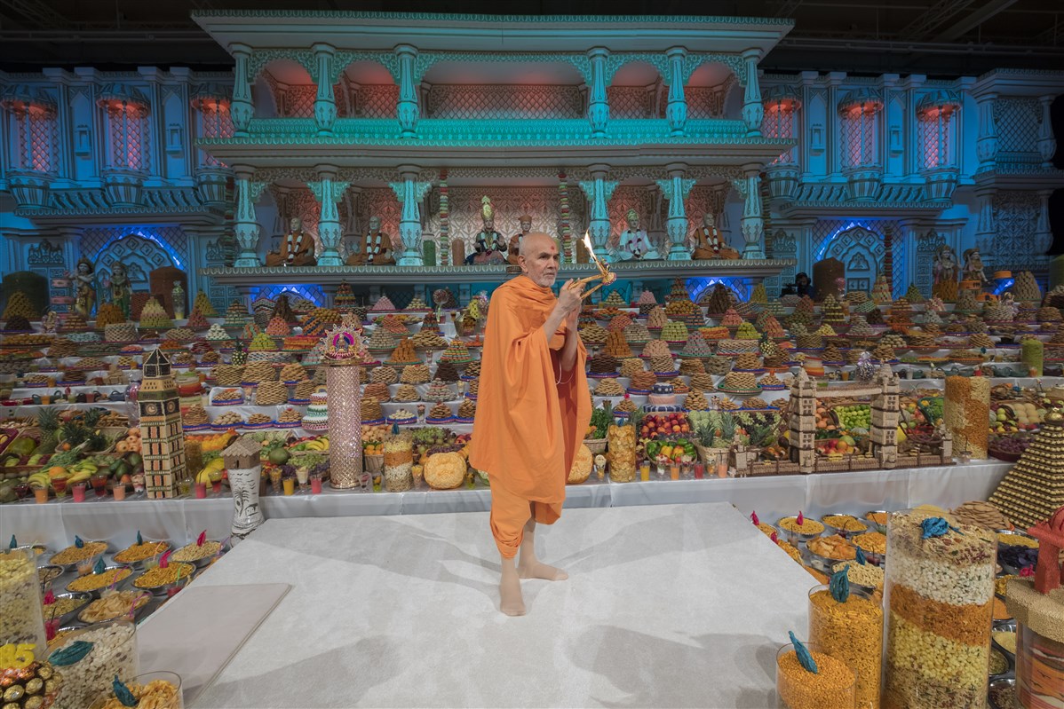 Swamishri performs the annakut arti