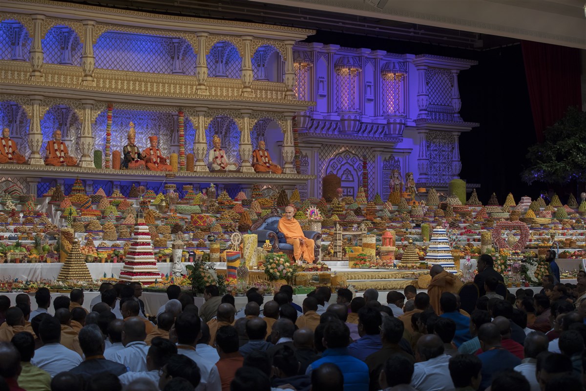 Swamishri presides over the main annakut assembly