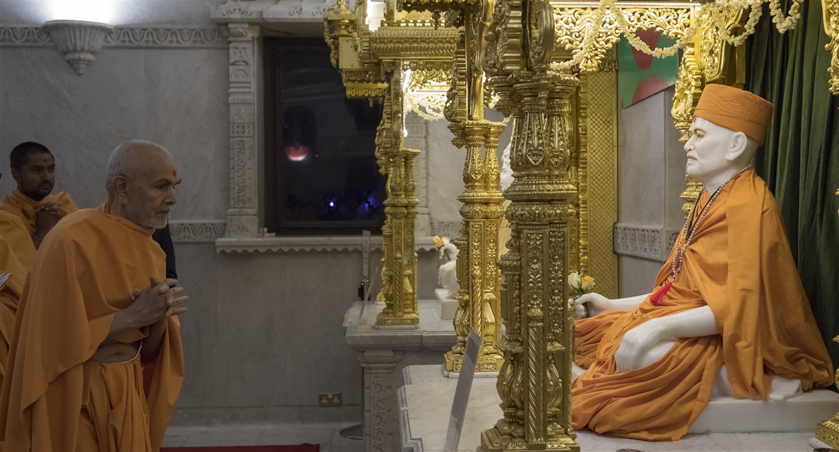 Swamishri engrossed in the darshan of the Guru Parampara