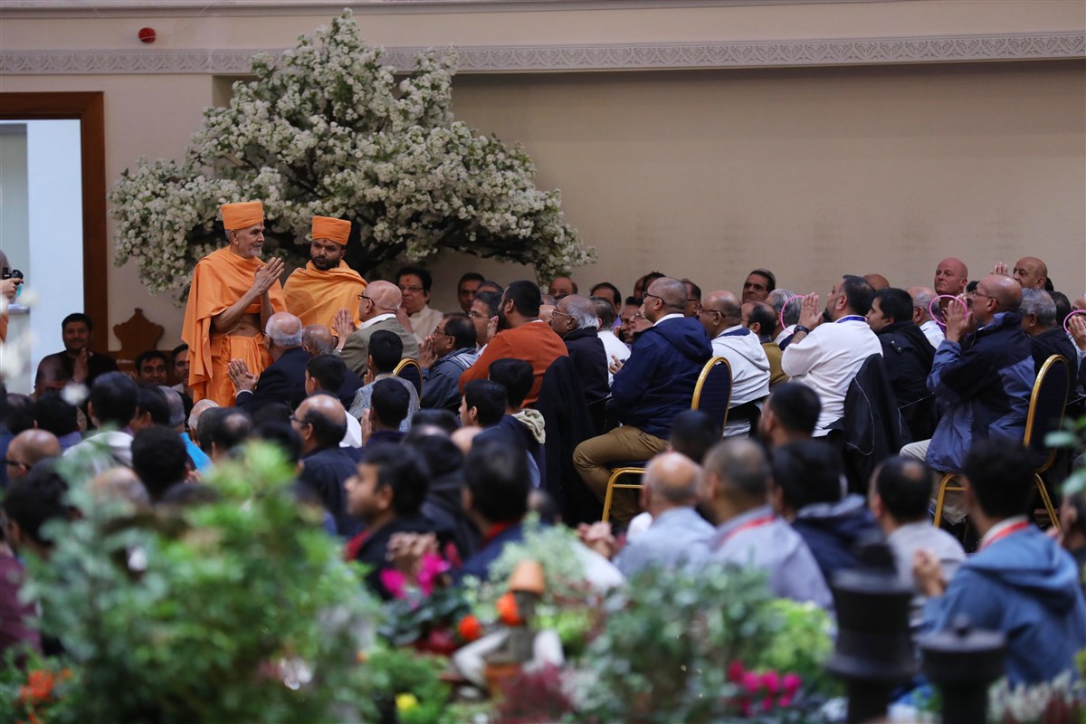 Swamishri meets all the devotees before taking leave