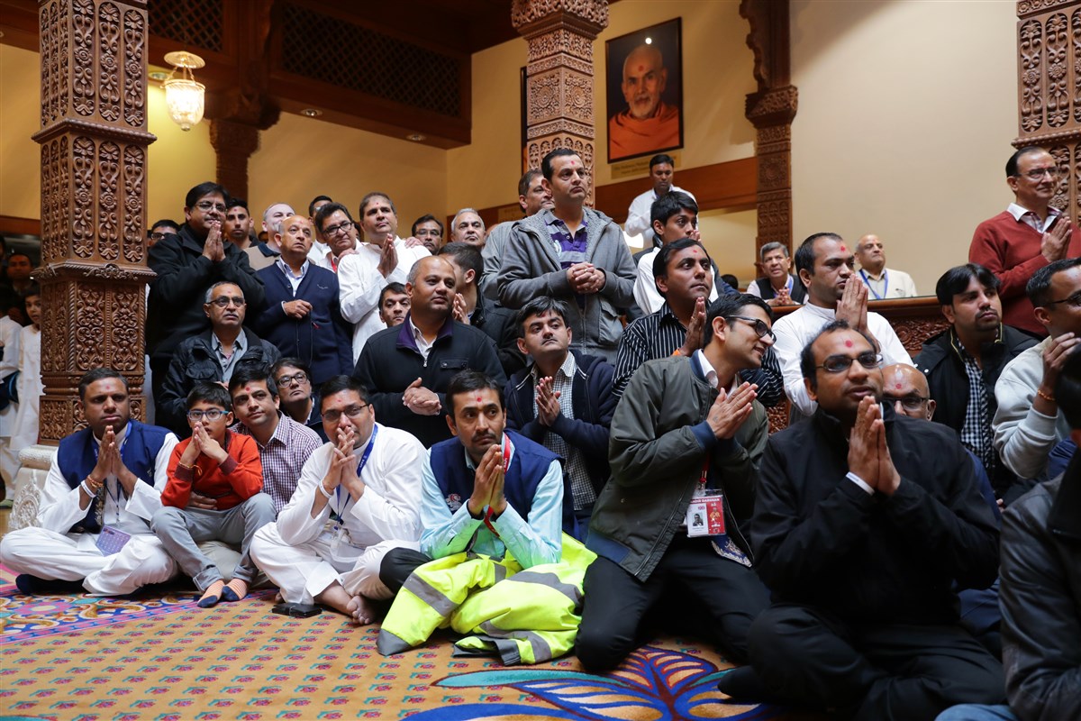 Devotees gather for Swamishri's final darshan before he departs from the UK