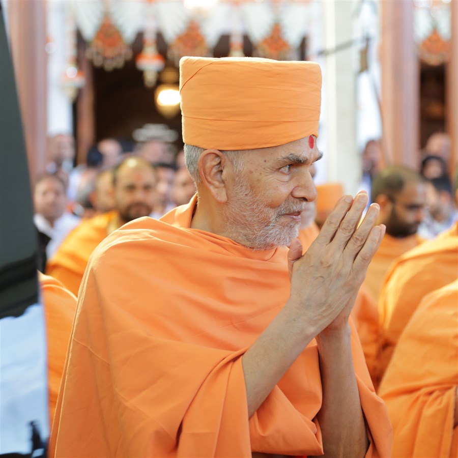 Swamishri bids 'Jai Swaminarayan' to everyone with folded hands