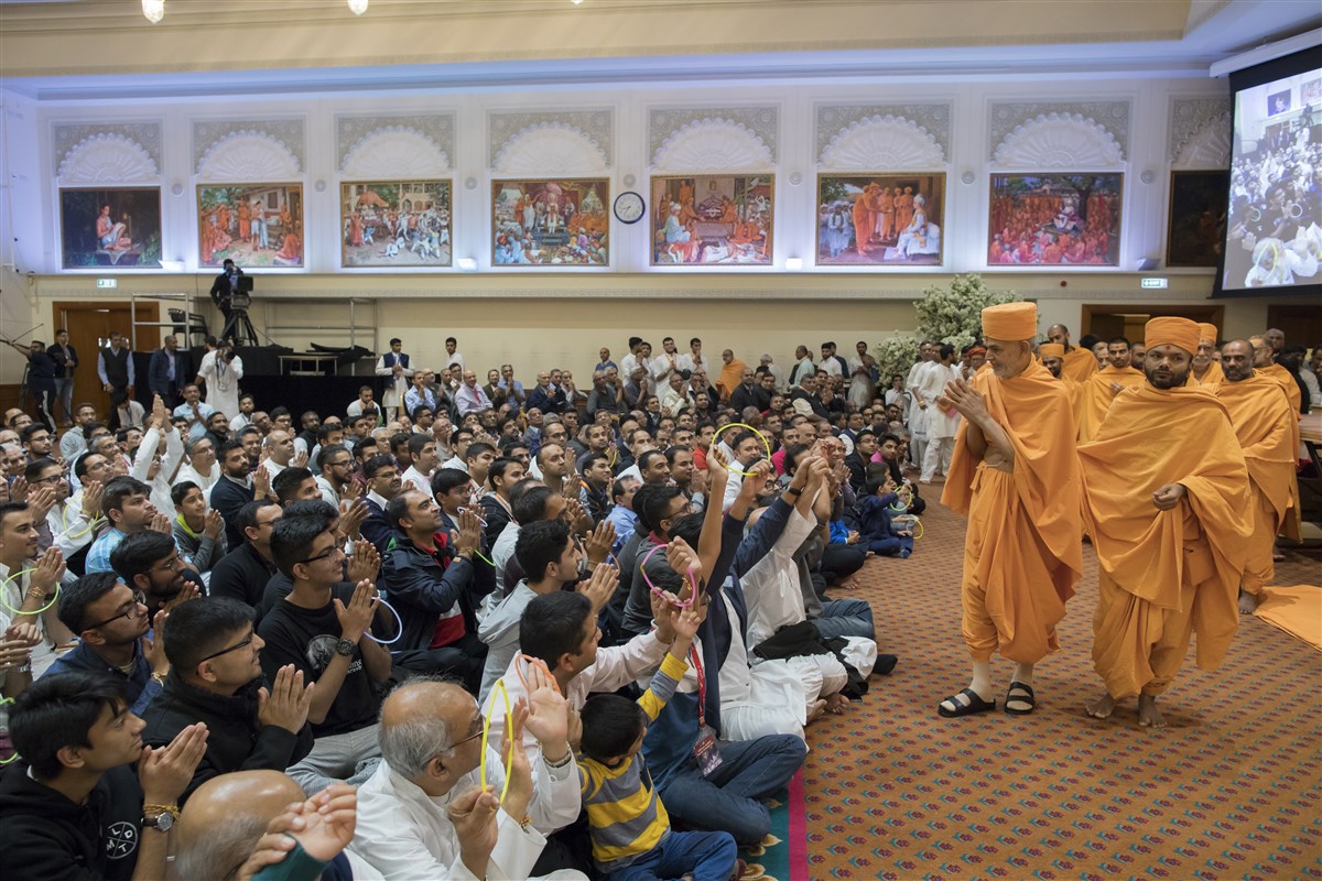 Swamishri bids 'Jai Swaminarayan' to all the devotees with folded hands