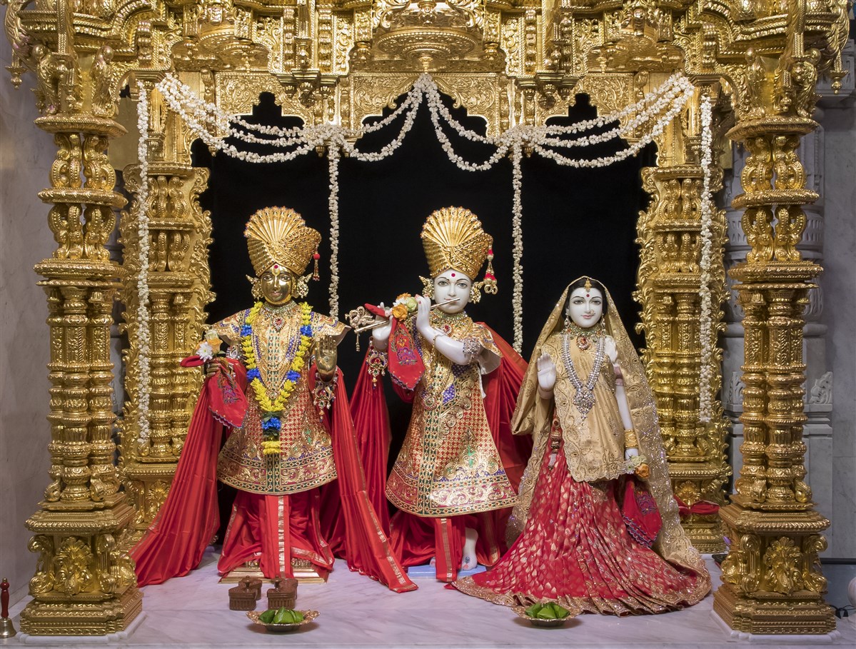 Shri Harikrishna Maharaj and Shri Radha-Krishna