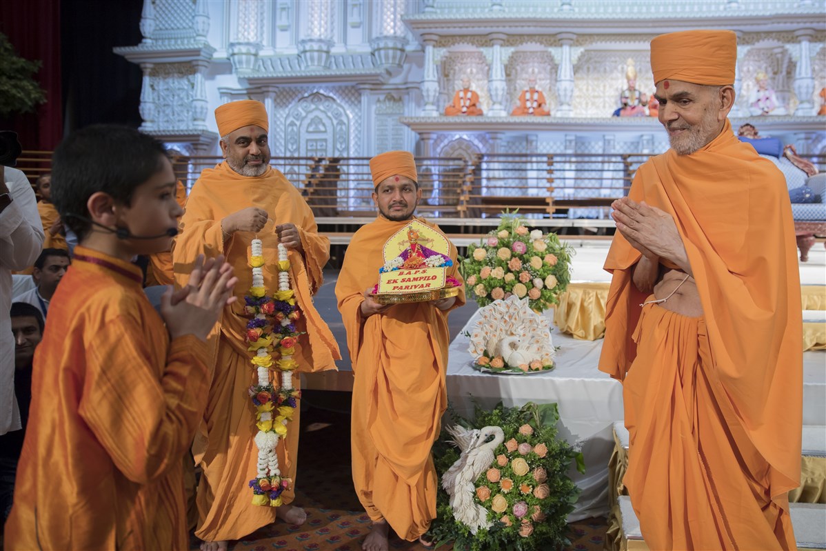 A child prays before Swamishri, thanking him for the immense labh with which he blesssed all the devotees of Europe and the UK over the past month