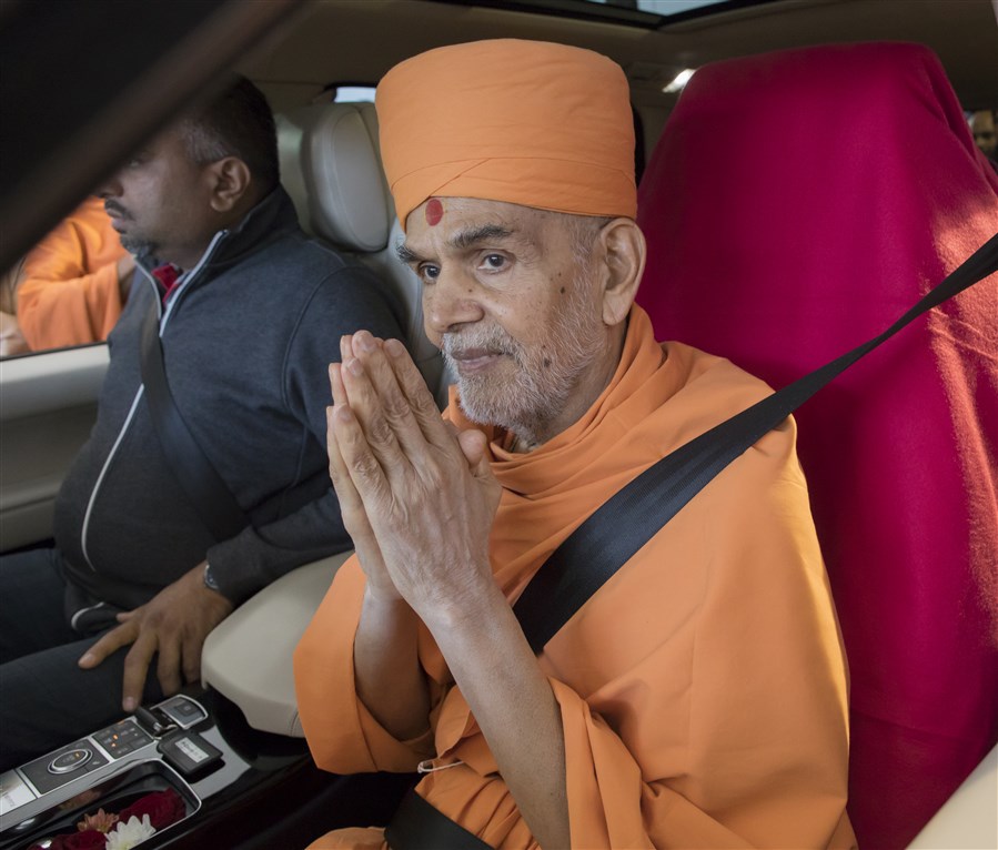 Swamishri bids 'Jai Swaminarayan' to everyone with folded hands