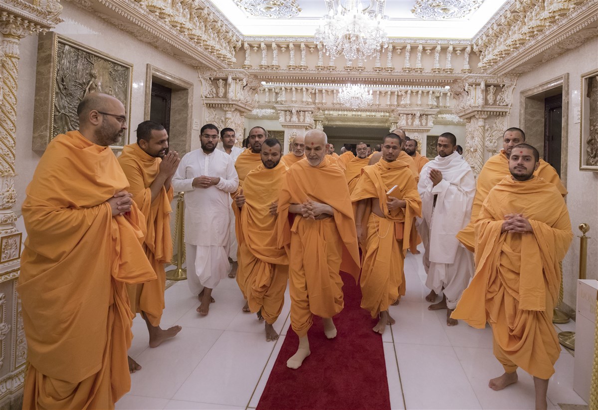 Param Pujya Mahant Swami Maharaj arrives in the Abhishek Mandap