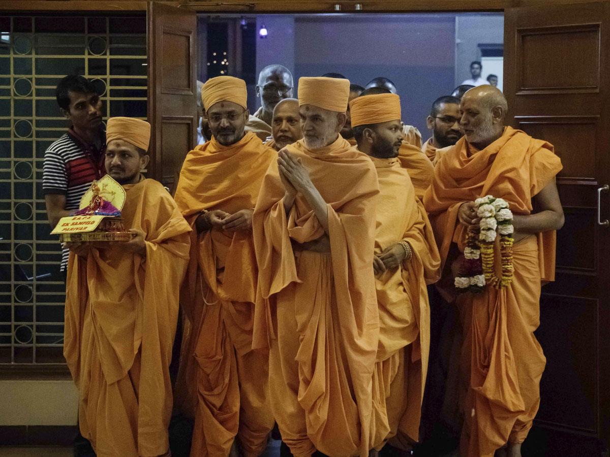 Swamishri greets sadhus with 'Jai Swaminarayan', 21 Oct 2017