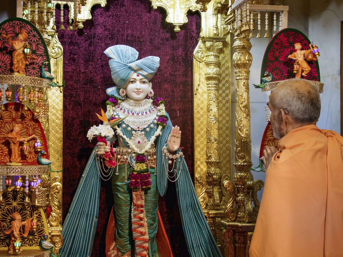 Swamishri engrossed in darshan of Shri Ghanshyam Maharaj, 22 Oct 2017