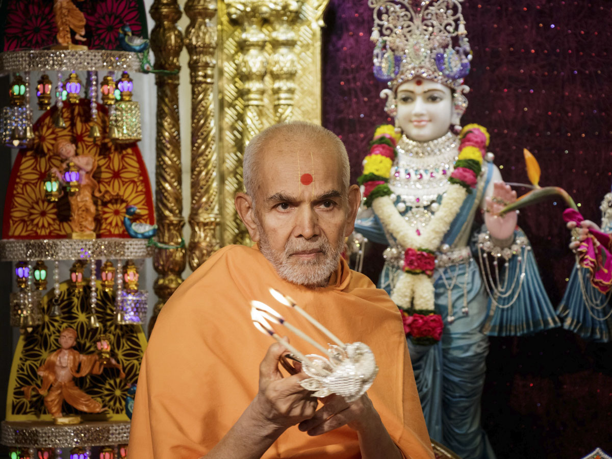 Swamishri performs shangar arti, 22 Oct 2017