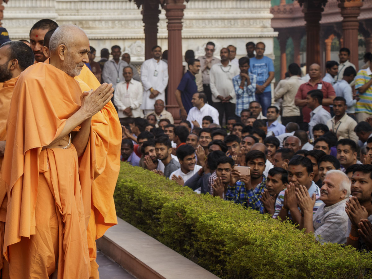 Swamishri greets devotees with 'Jai Swaminarayan', 22 Oct 2017