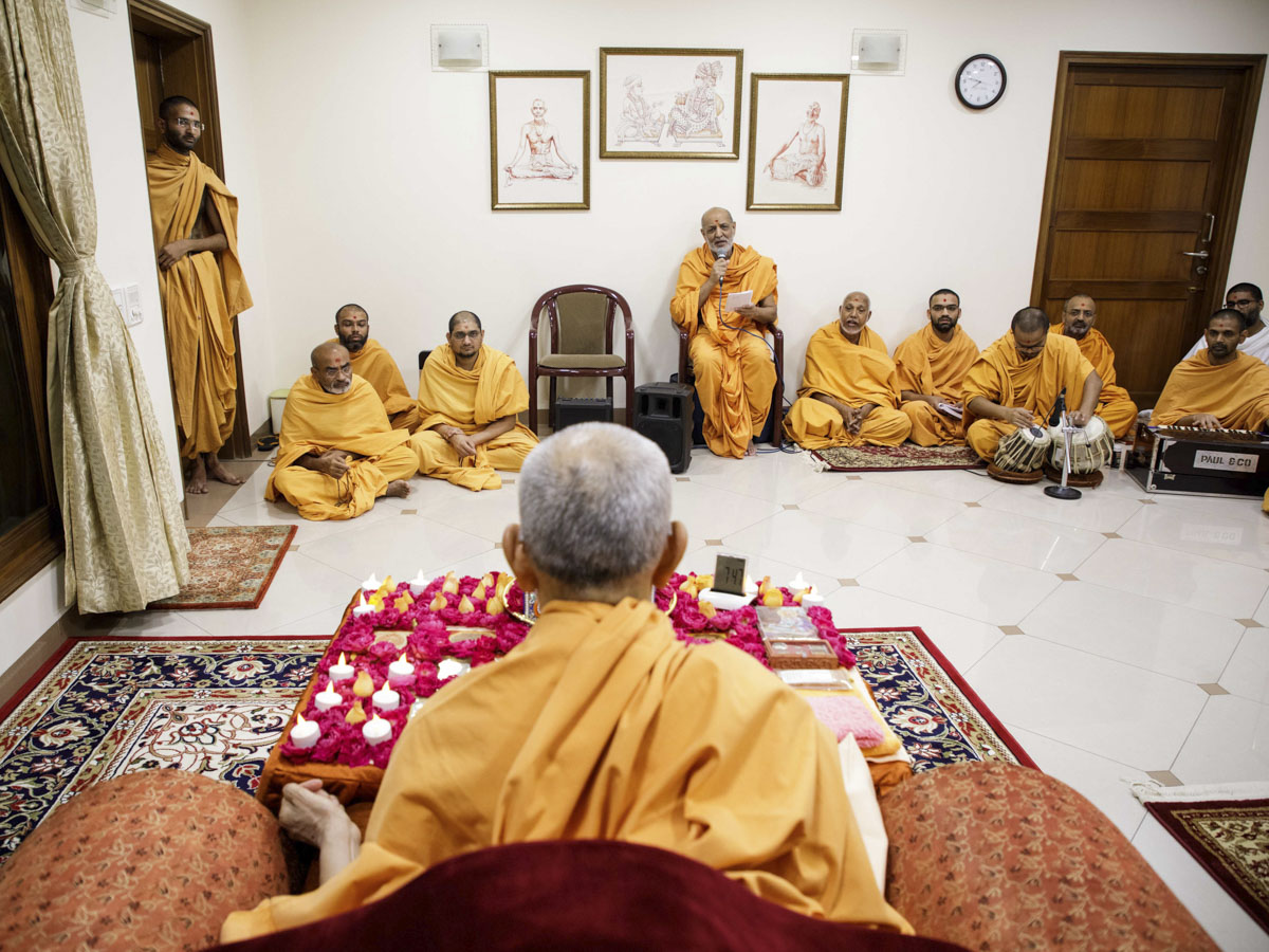 Sadhus sing kirtans in Swamishri's morning puja, 22 Oct 2017
