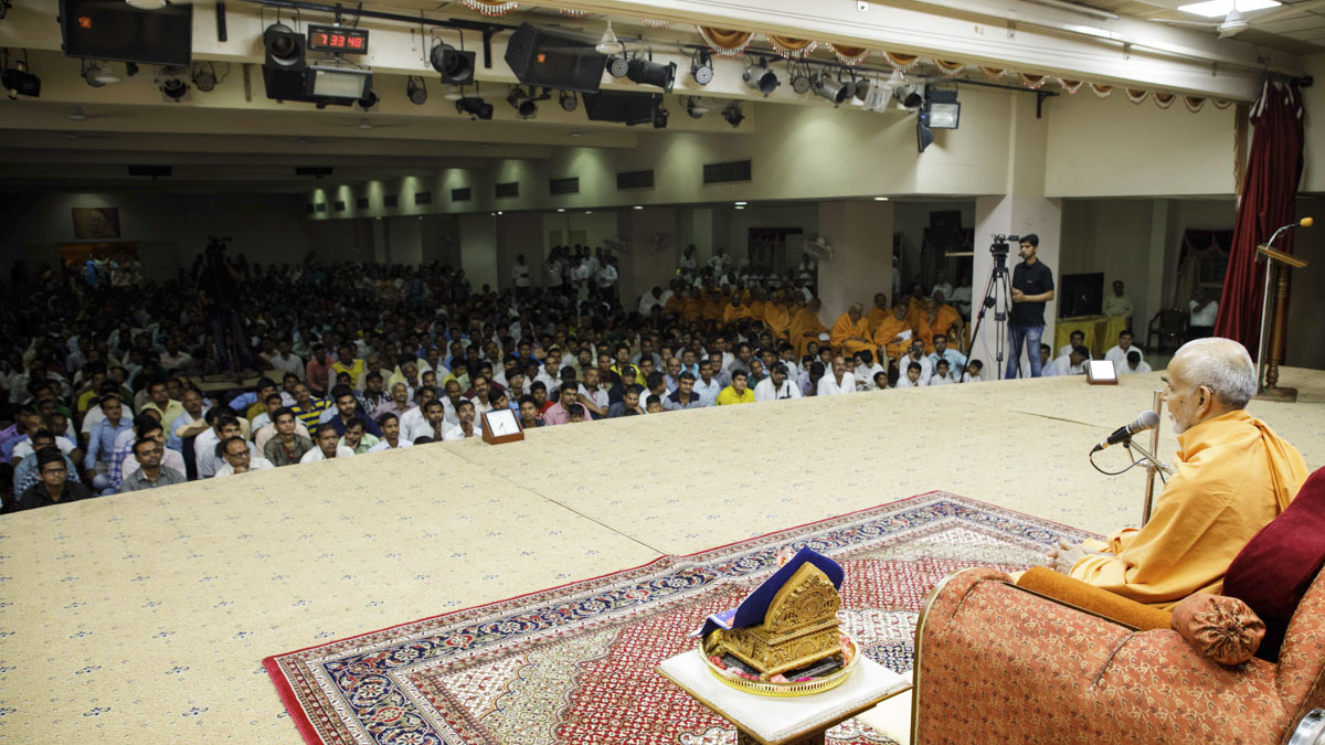 Swamishri blesses the assembly, 22 Oct 2017