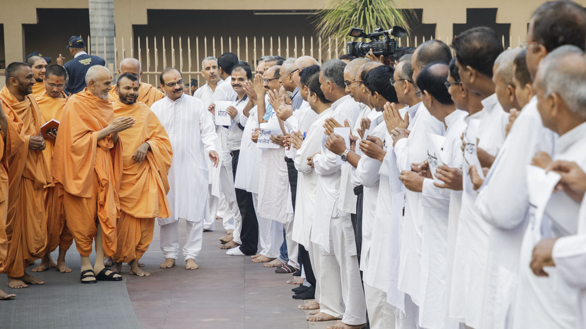 Swamishri blesses Akshardham volunteers