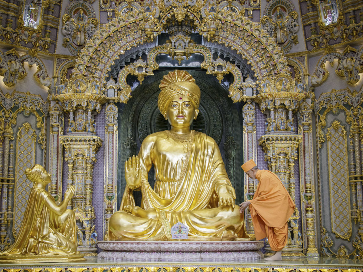 Swamishri engrossed in darshan of Bhagwan Swaminarayan