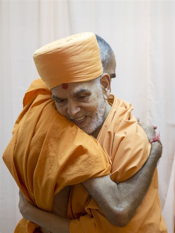 Anandswarup Swami, Mahant of Gandhinagar Akshardham, welcomes Swamishri
