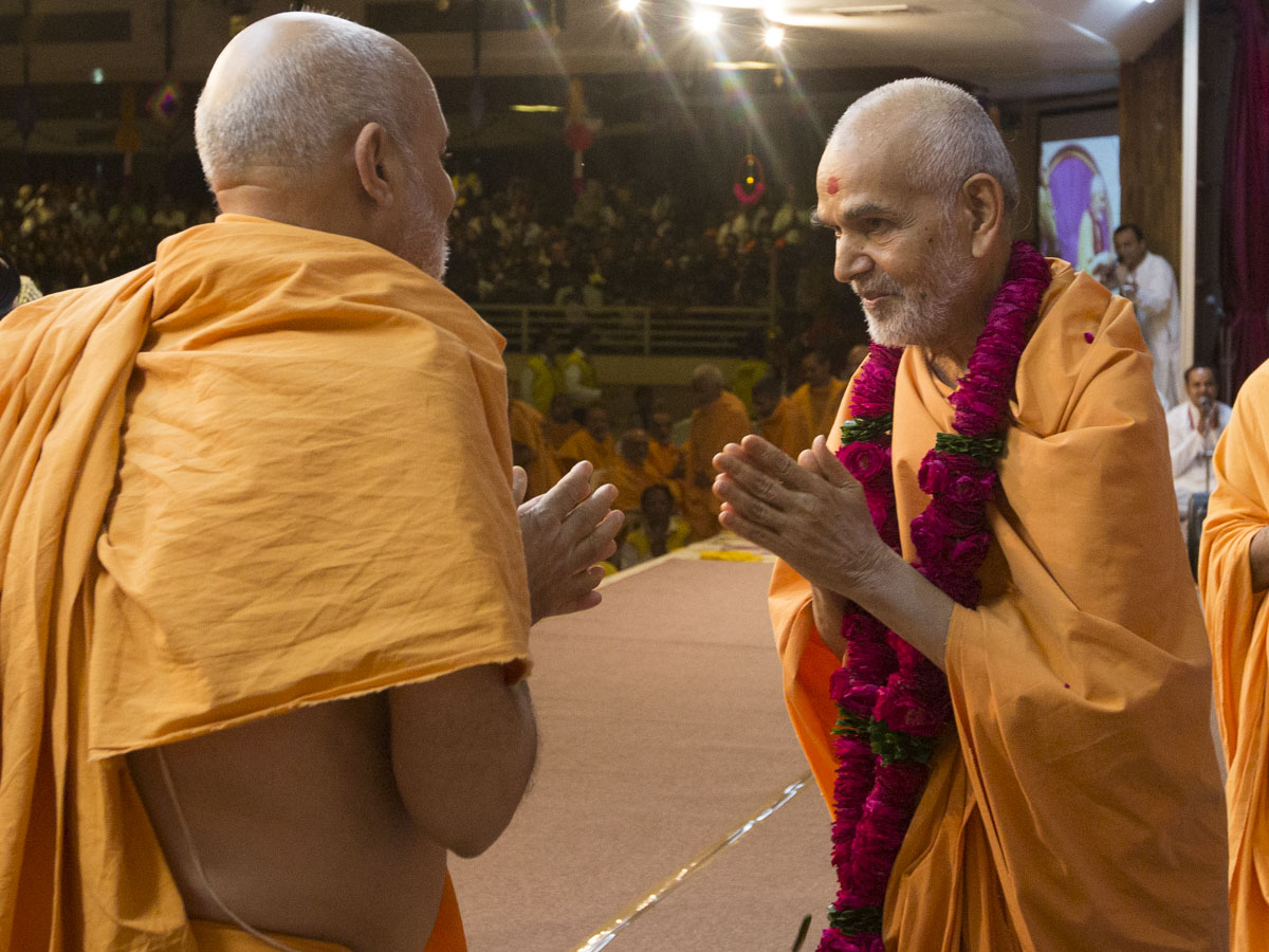 Pujya Viveksagar Swami welcomes Swamishri with a garland