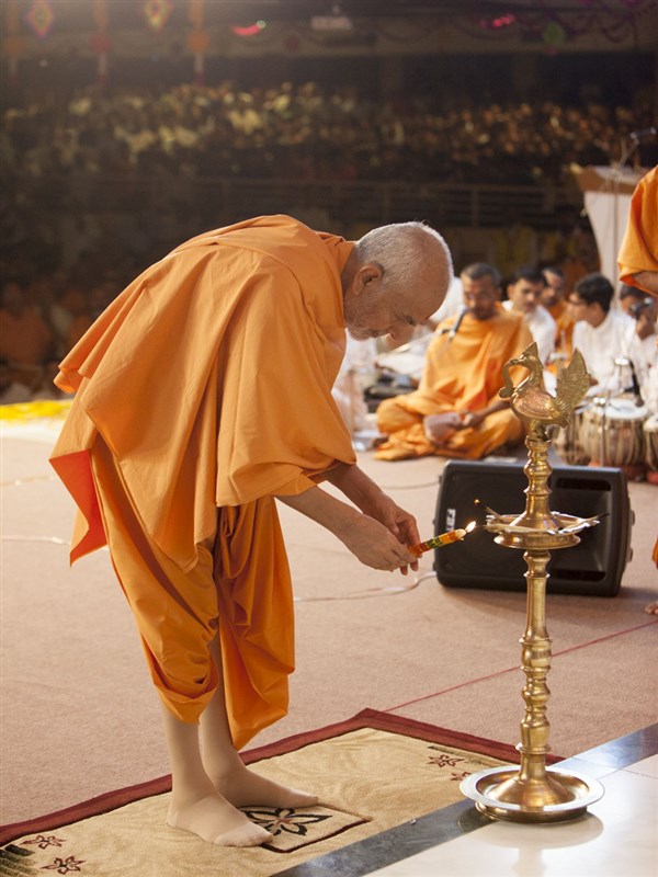 Param Pujya Mahant Swami Maharaj lights the inaugural lamp