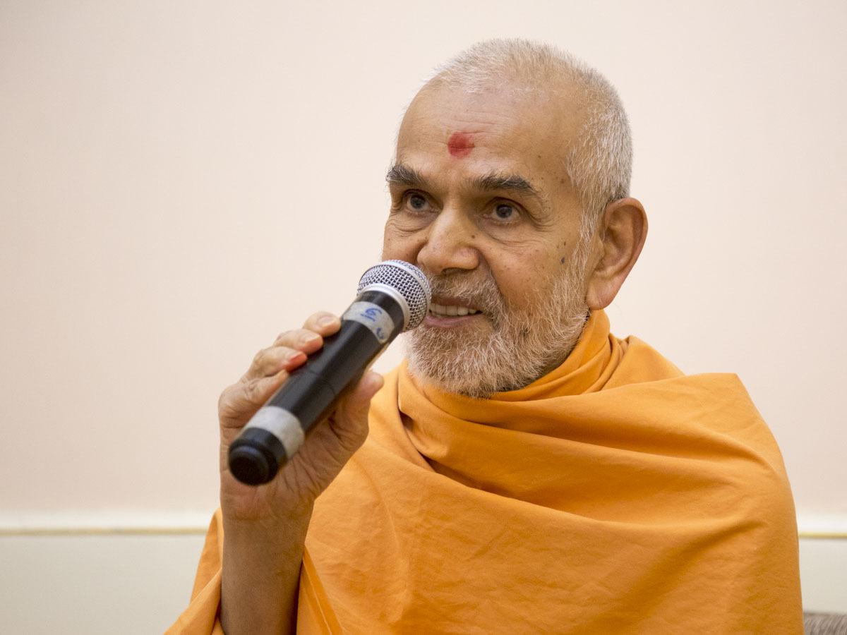 HH Mahant Swami Maharaj blesses the scholars