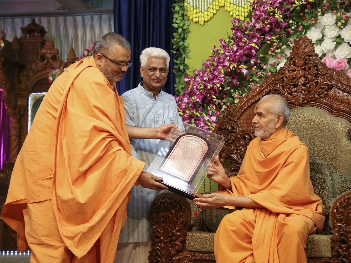 Somnath Sanskrit University gives Mahamohopadhyay Sadhu Bhadresh the award of “Abhinav Bhashyakar”