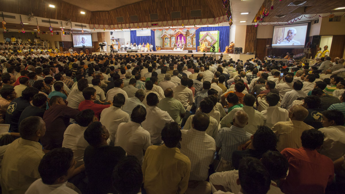 Devotees and well-wishers during the evening session