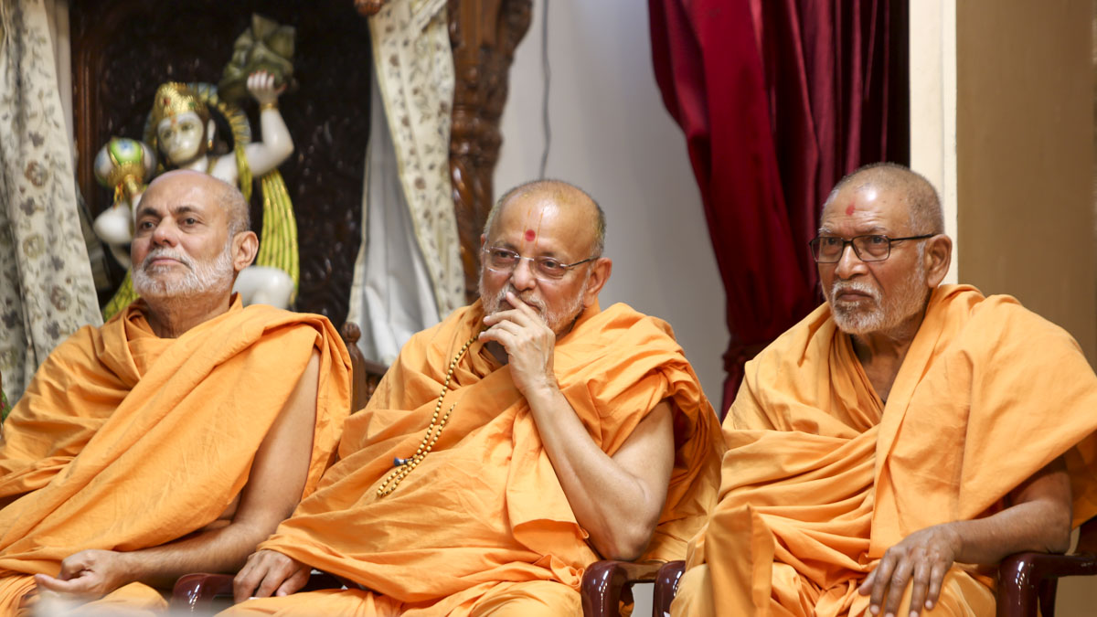 Pujya Viveksagar Swami, Pujya Ishwarcharan Swami and Pujya Kothari Swami listen to the scholars