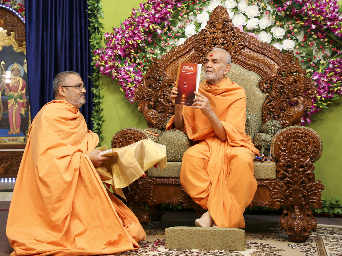 Swamishri inaugurates the 'Journal of BAPS Swaminarayan Research Institute'