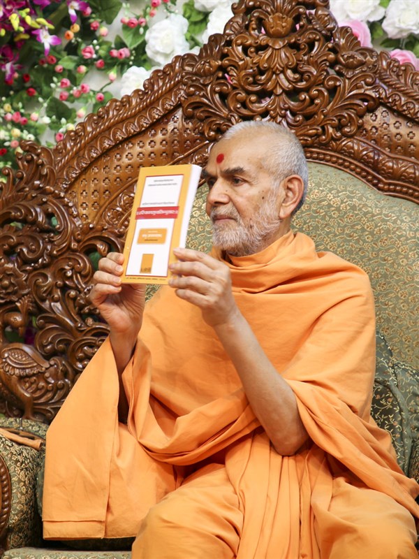 Swamishri inaugurates a new AARSH publication, 'Harivakyasudhasindhusar'