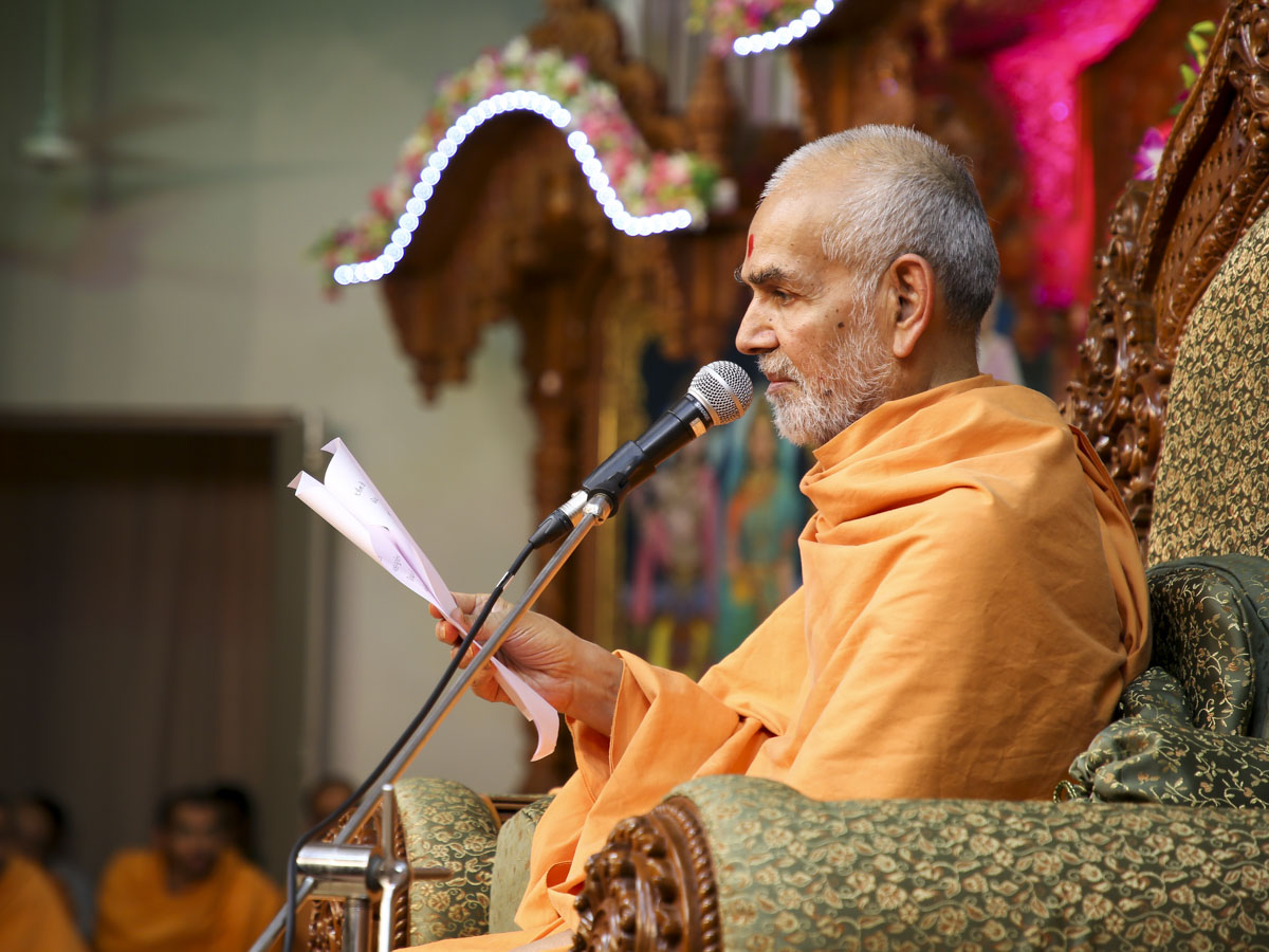 Swamishri blesses the evening session