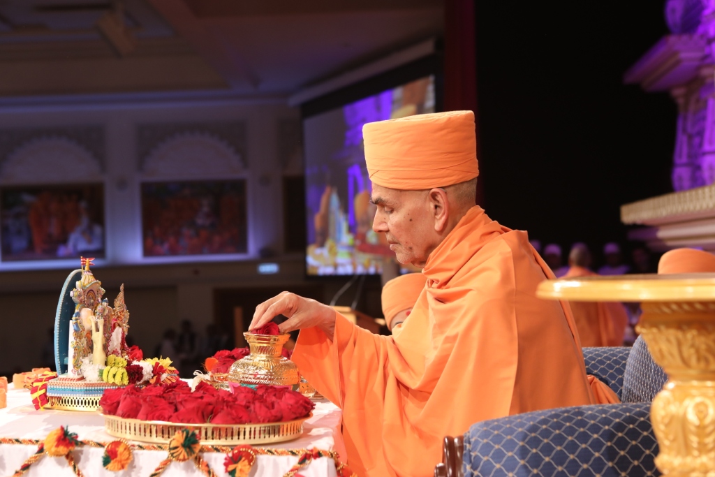 Mahant Swami Maharaj performed the pujan of the asthi kumbh in London on the day of Sharad Purnima