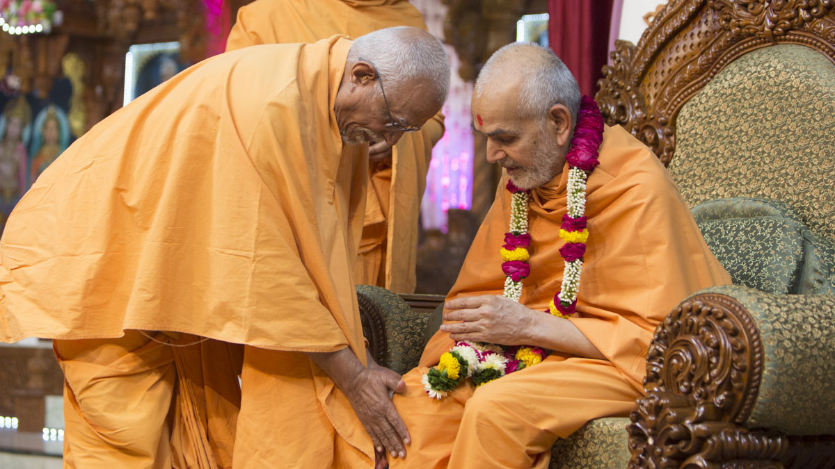 Pujya Doctor Swami honors Swamishri with a garland