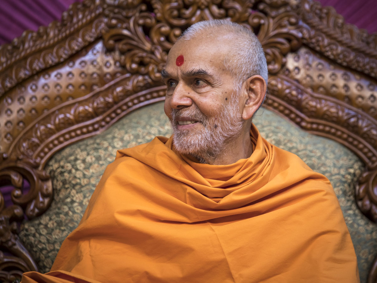 Swamishri listens to Aksharvatsal Swami