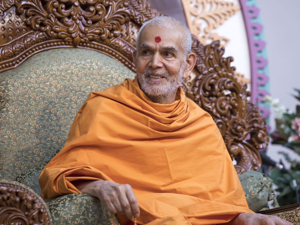 Swamishri listens to Atmaswarup Swami