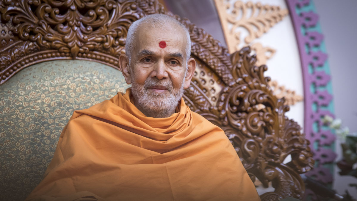 Swamishri listens to Pujya Ishwarcharan Swami