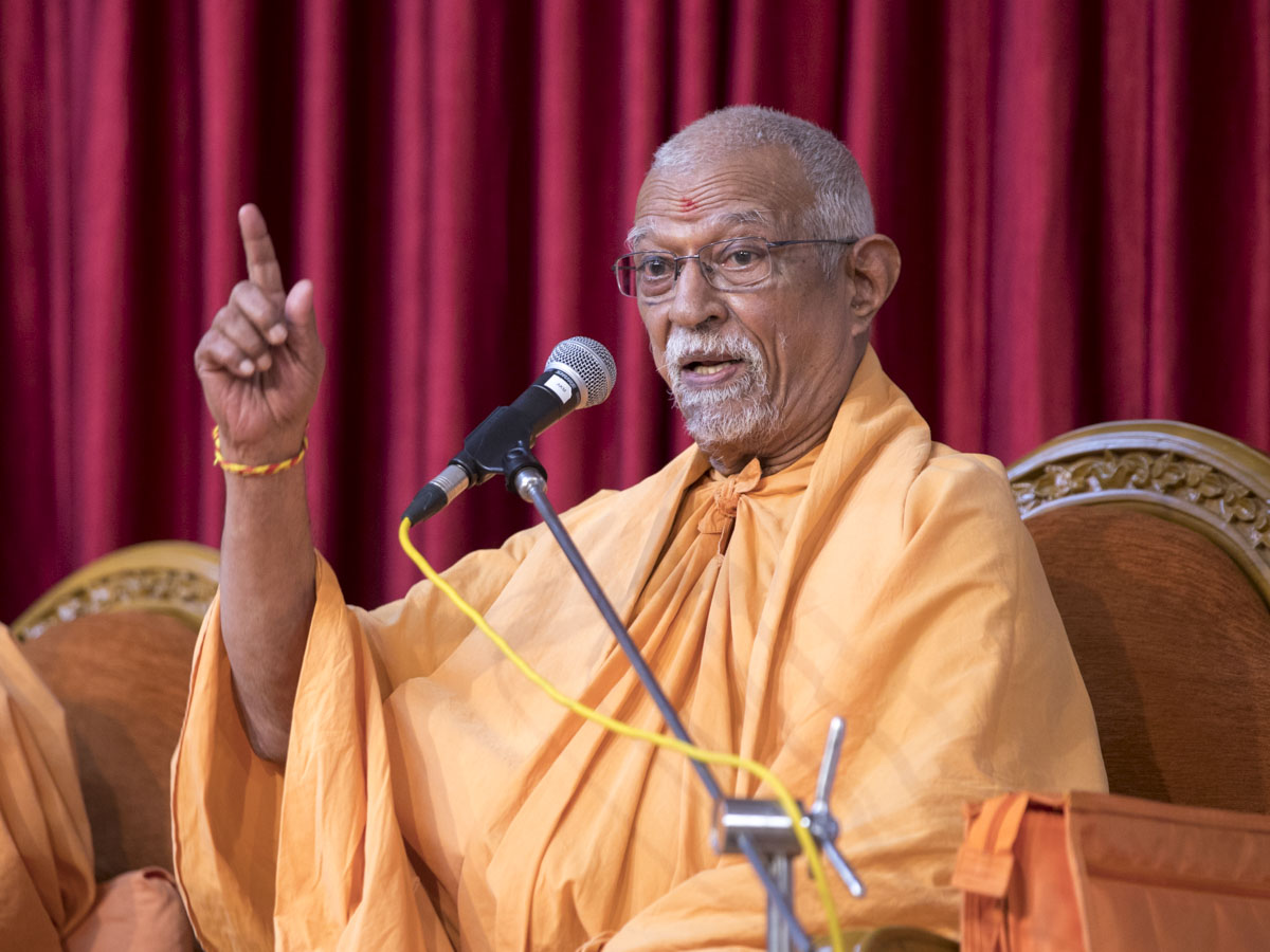 Pujya Doctor Swami delivers a discourse
