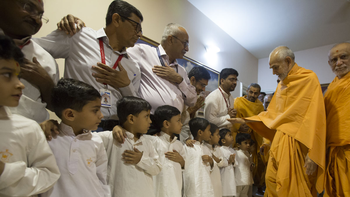 Param Pujya Mahant Swami Maharaj blesses children
