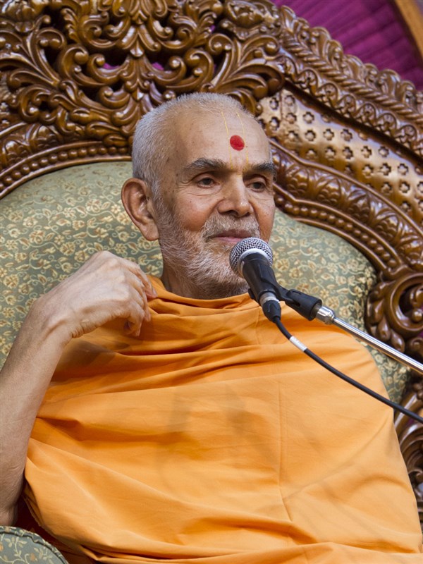 Swamishri blesses devotees 