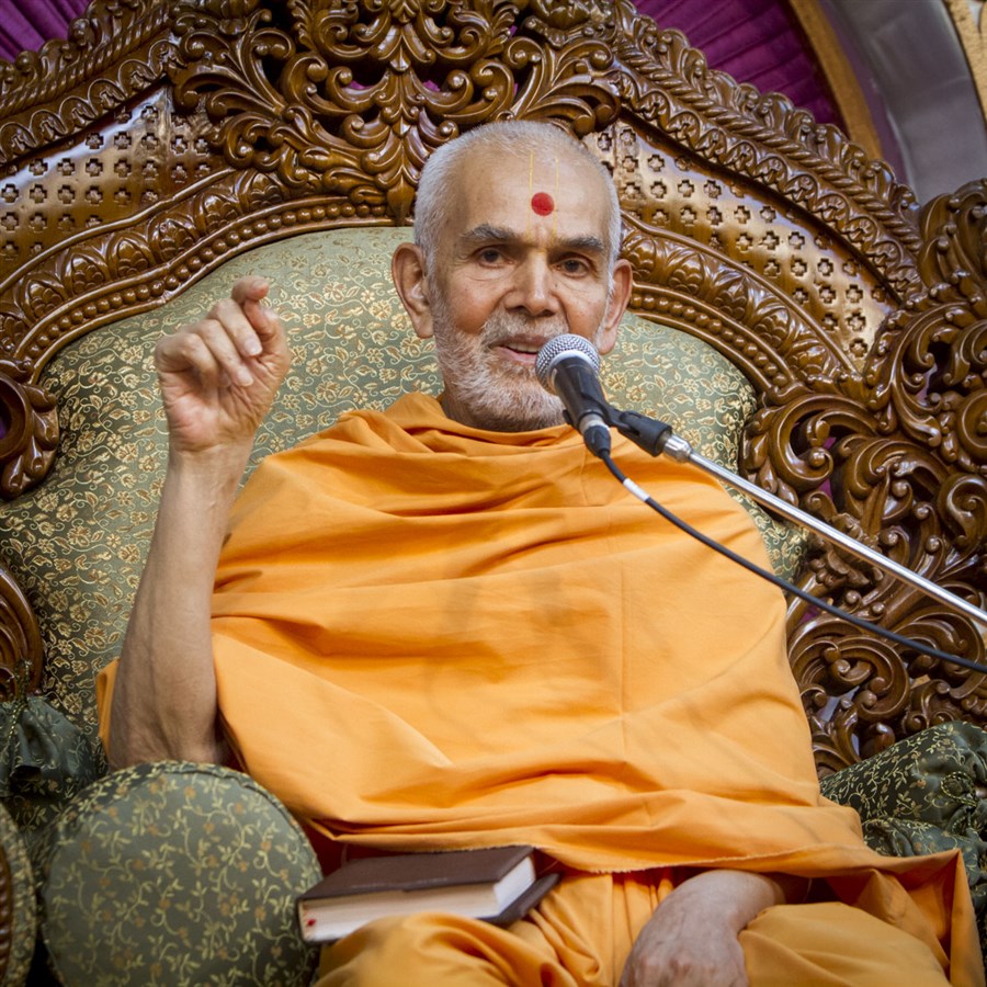 Swamishri blesses devotees 