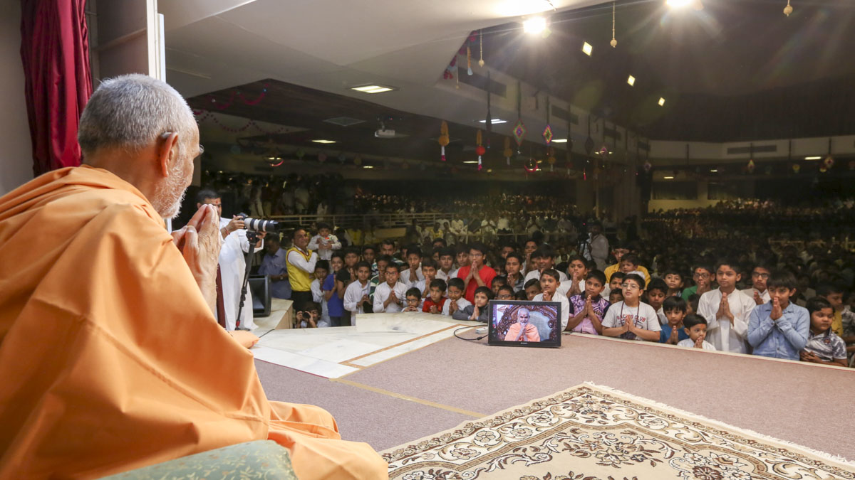 Swamishri greets children with 'Jai Swaminarayan'