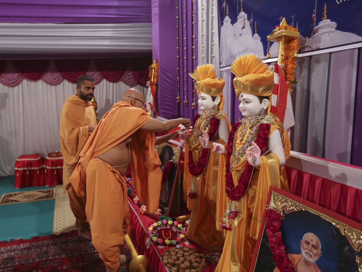Pujya Tyagvallabh Swami performs pre-pratishtha rituals