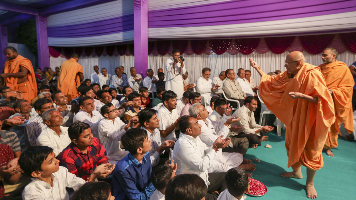 Pujya Tyagvallabh Swami blesses devotees from Bhaupura