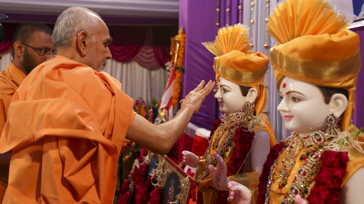 Swamishri performs pujan of murtis 