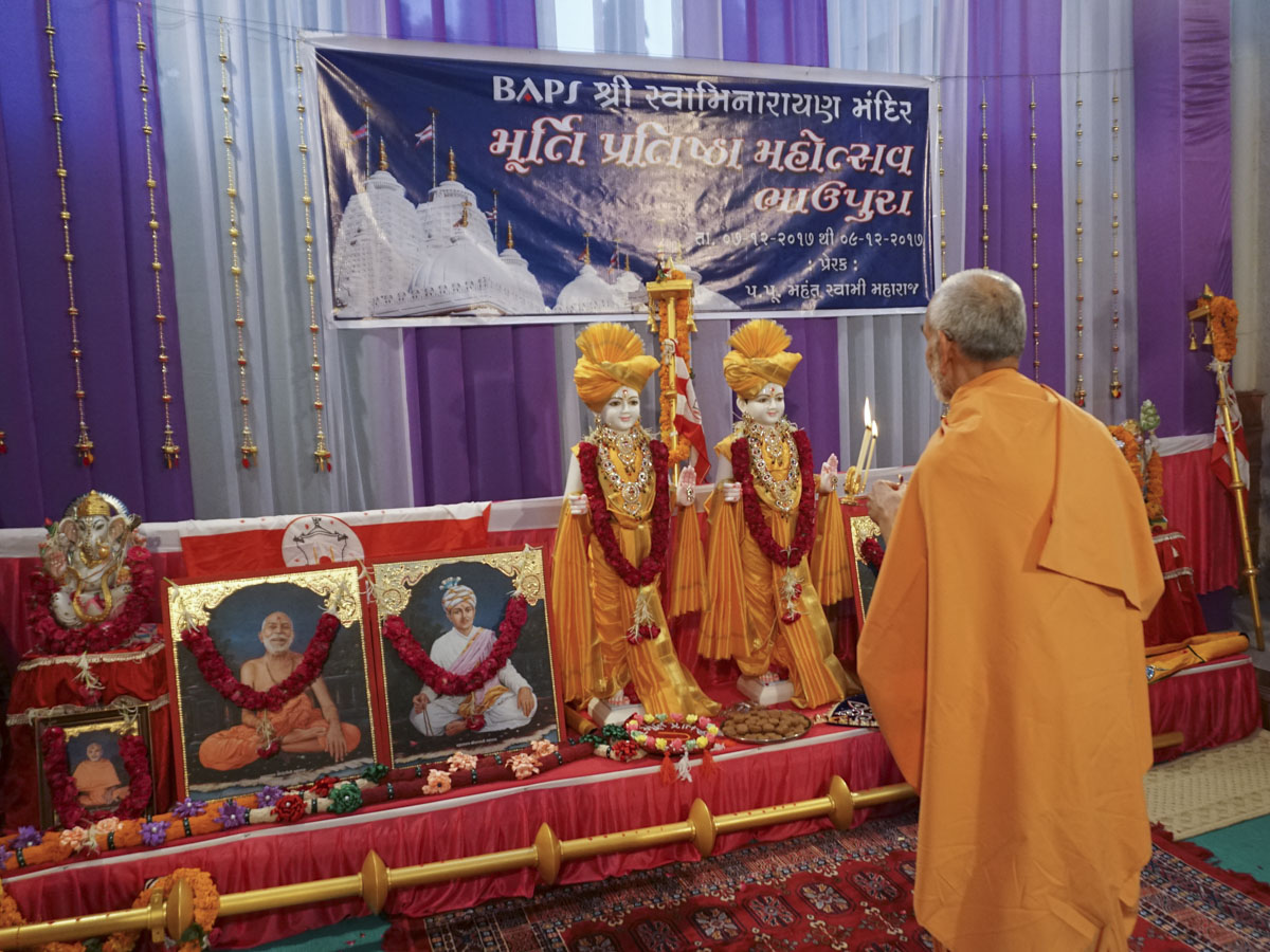 Swamishri performs murti-pratishtha arti