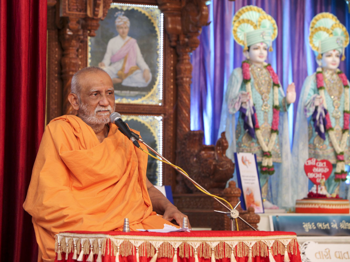 Atmaswarup Swami addresses the evening Yuva Din assembly
