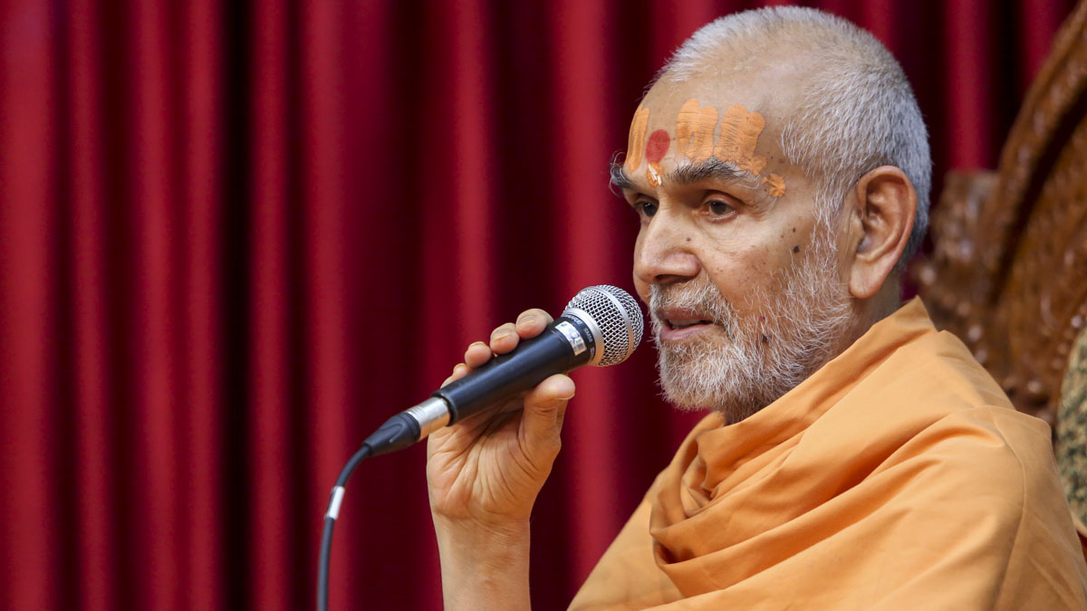 Swamishri blesses the Yuva Din assembly