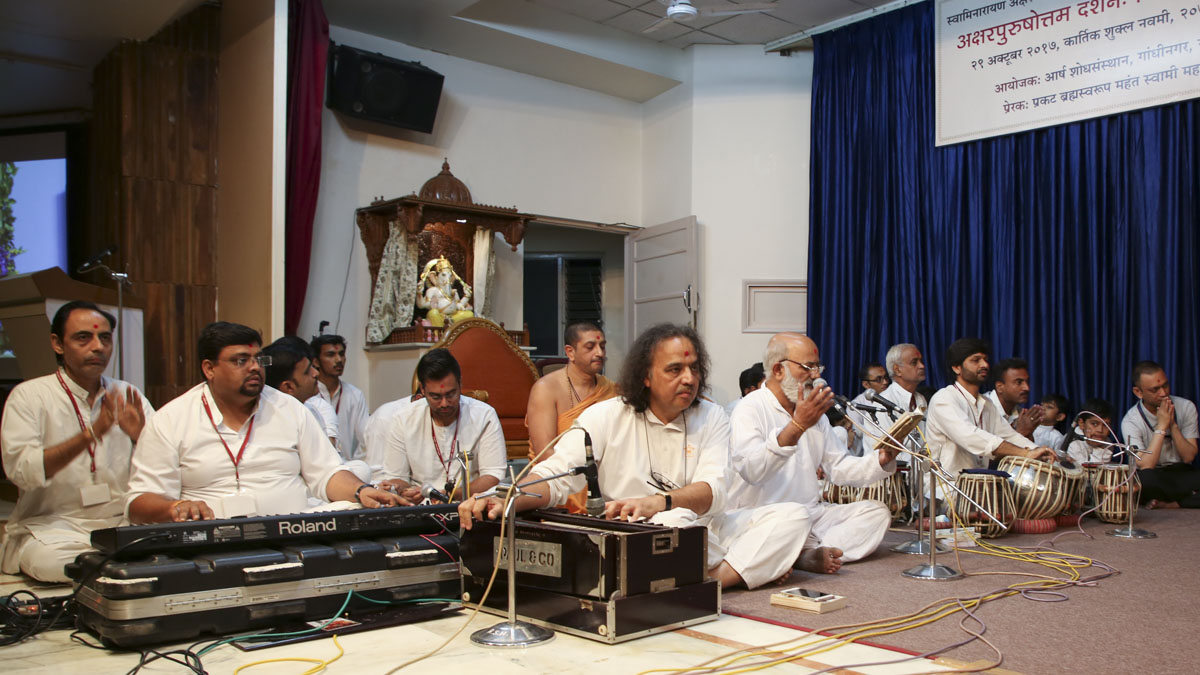Devotees sing kirtans in Swamishri's puja