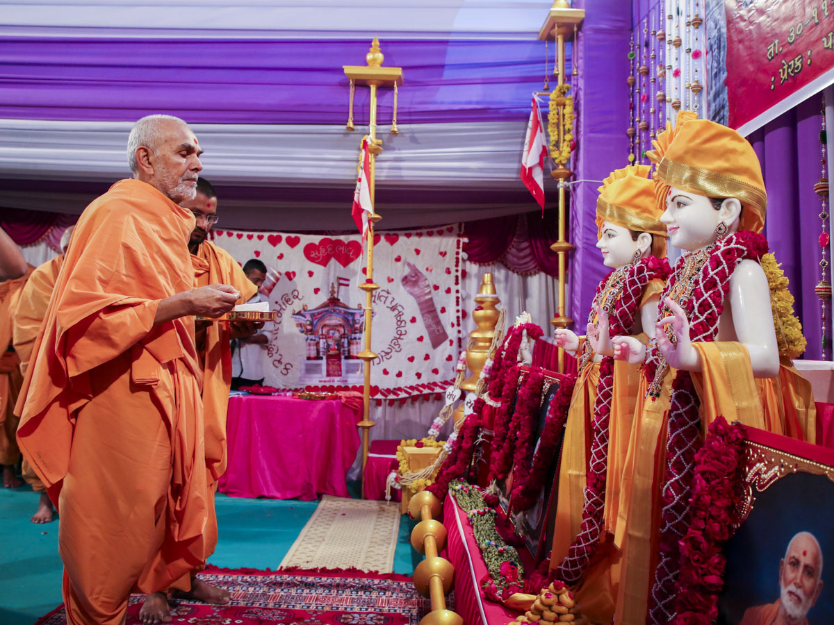 Swamishri performs murti-pratishtha rituals for the new BAPS Shri Swaminarayan Mandir in Karjisan, Gujarat, India