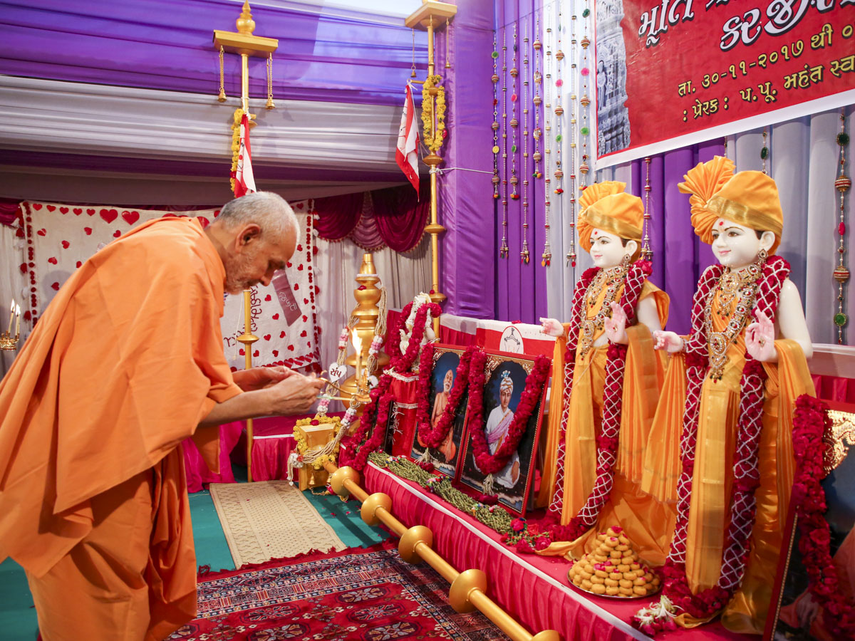 Swamishri performs pratishtha arti